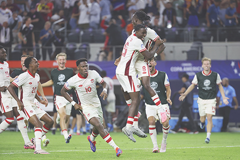 ◎ 七月五日,在德克薩斯州阿靈頓舉行的美洲杯四分之一決賽足球比賽中,加拿大中場隊員伊斯科爾·科內(8)在對陣委內瑞拉的製勝點球後與隊友慶祝。(美聯社/理查·羅德裡格斯)