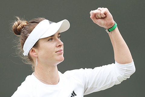 ◎ 七月八日,斯維托麗娜在比賽後慶祝勝利。中國選手王欣瑜0比二不敵烏克蘭選手斯維托麗娜,無緣八強。(新華社記者 李穎 攝)