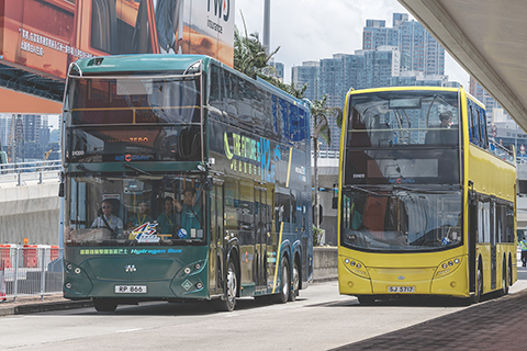 ◎ 七月十四日,雙層氫能巴士首次駛過香港西區海底隧道、香港仔隧道、紅磡海底隧道、獅子山隧道,標誌著雙層氫能巴士首次聯通香港島、九龍半島及新界載客運行。此前,香港首輛雙層氫能巴士已於二0二四年二月起在九龍的三條巴士線路運行。圖為雙層氫能巴士(左)準備從西區海底隧道收費廣場駛向隧道。(中新社記者侯宇 攝)