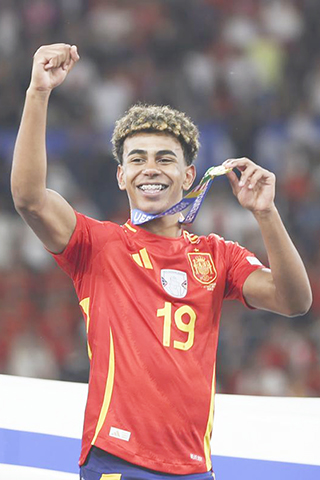 ◎ 七月十四日,西班牙隊球員耶馬在頒獎儀式上慶祝。(新華社記者 張帆 攝)