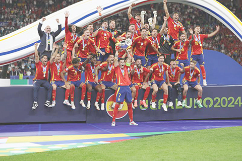 ◎ 西班牙國足昨晨在柏林站上歐國盃冠軍領獎台。(新華社 張帆 攝)