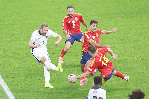 ◎ 白衣九號英足隊長哈利卡尼昨晨奮力射門遇阻。他多次獲各項聯賽大賽金靴獎,但在熱刺、拜仁、英足從未奪冠。(新華社 白雪飛 攝)