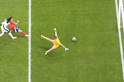 ◎ 紅衣西足奇兵奧耶薩爾機敏捅射,二比一!(美聯社)