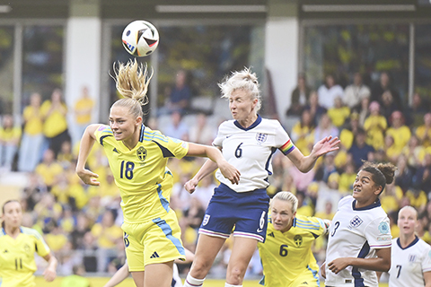 ◎ 女子歐國盃昨晨黃衣瑞典十八號露芙爭頂佔上風,終場0比0戰平客軍英格蘭。(美聯社)