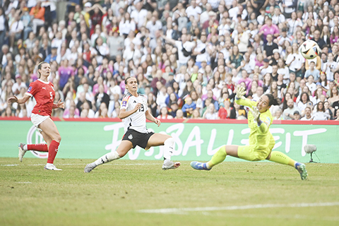 ◎ 主隊德女足昨晨四比0在女子歐國盃退奧地利,圖為波爾(中)射成四比0。(美聯社)