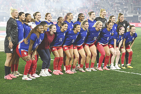 ◎ 女足友賽昨早在華盛頓舉行。零比零打和哥斯達加隊後,美國女足拍照留念。(美聯社)