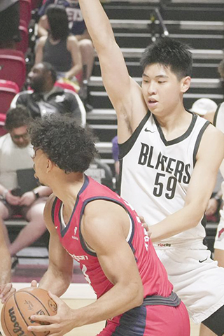 ◎ 七月十六日,出賽十分鐘入三分的崔永熙(右)在比賽中防守。在美國拉斯韋加斯舉行的NBA夏季聯賽中,中國球員崔永熙所在的波特蘭拓荒者隊八十二比八十戰勝華盛頓巫師隊。(新華社發 孫宇軒 攝)