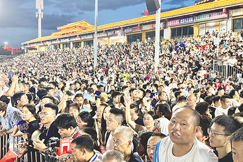 ◎ 圖為七月二十日晚,二0二四年貴州「村超」總決賽現場,觀眾為球員加油。(中新社記者 袁超 攝)