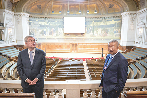 ◎ 七月十九日,國際奧委會主席巴赫(左)與國際奧委會副主席黃思綿在邦大學大禮堂內。當日,國際奧委會主席巴赫到訪巴黎索邦大學。一八九二年,「現代奧林匹克之父」顧拜旦在此發表演講,首次公開提出恢復奧運會。一八九四年六月二十三日,國際奧委會在此正式成立。(新華社 pool圖片貝 特朗·蓋攝)