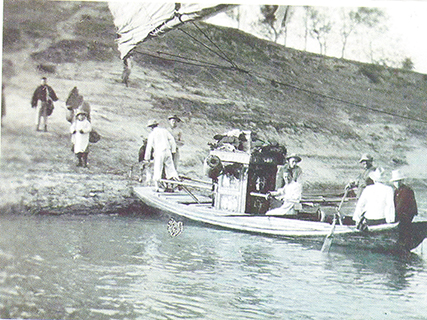 人們在石梯古渡乘船(1930年,羅先余 供圖)