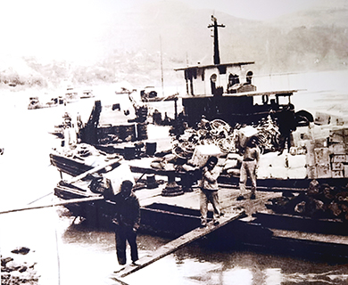 石梯古渡的貨船卸貨(1960年,羅先余 供圖)