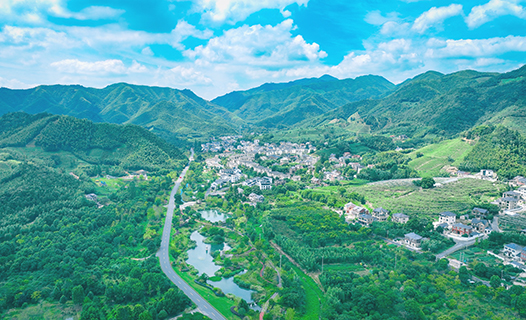 青山環抱的徑山鎮(資料圖)。(歐陽晗 攝)