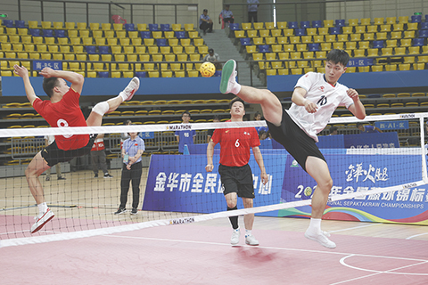 ◎ 七月二十四日,全國藤球錦標賽在浙江金華開幕,共有來自全國的十六支隊伍,一百六十餘名運動員、教練員及領隊參加。圖為浙江臨海隊隊員(紅)與內蒙古兩隊隊員(白)進行網前爭奪。(中新社記者 蕭健 攝)