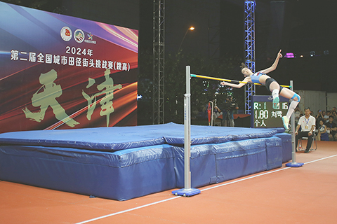 ◎ 七月二十三日,山東隊選手劉鷺在比賽中過桿。作為天津第六屆活力河西‧哪吒文化體育嘉年華活動之一的二零二四第二屆全國城市田徑街頭挑戰賽(跳高)天津站比賽在天津市文化中心舉行。(中新社記者 佟郁 攝)