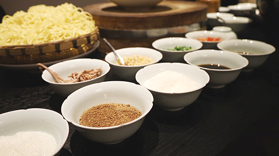 待拌的涼麵和各色調味料。(楊予頔 攝)