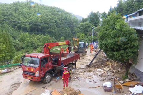 ◎ 七月二十八日八時許,湖南衡陽市南嶽區壽岳鄉岳林村因山洪引發山體滑坡,造成一棟一層民宿被沖倒。截至當日十二時許,現場共搜救出十八人,其中十二人遇難、六人受傷。圖為現場救援和醫療救治等工作全力進行。(中新社發趙澤群 攝)