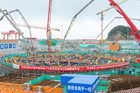 ◎ 七月二十八日,中國廣核集團福建寧德核電站五號機組核島澆築第一罐混凝土,標誌著該「華龍一號」機組主體工程正式開工,寧德核電項目二期工程建設序幕全面拉開。(中新社發萬旭東 攝)
