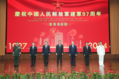 ◎ 中國人民解放軍駐香港部隊七月三十一日在昂船洲軍營舉行招待會,慶祝中國人民解放軍建軍九十七周年,感謝香港各界長期以來對駐軍工作的關心與支持。(駐香港部隊供圖)