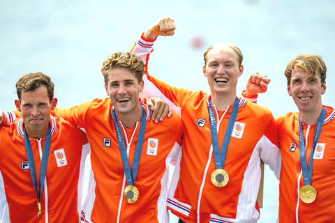 ◎ 七月三十一日,獲得冠軍的荷蘭選手利羅普、弗洛賴恩、威登、梅特斯梅克斯(從右至左)在頒獎儀式上。巴黎奧運會賽艇男子四人雙槳A組決賽在馬恩河畔韋爾水上體育場舉行。賽艇收官,中國隊無緣獎牌。(新華社記者 孫非 攝)