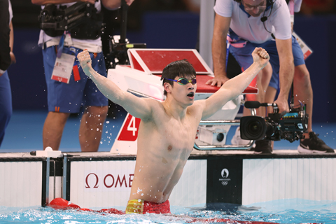 ◎ 七月三十一日,在巴黎奧運會男子一百米自由泳決賽中,中國選手潘展樂以四十六秒四0的成績打破世界紀錄,奪得金牌。圖為潘展樂慶祝勝利。(中新社記者 富田 攝)