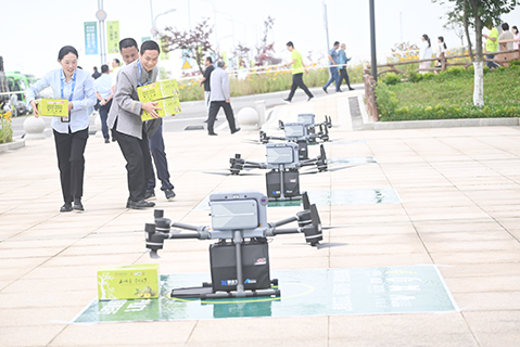 7月2日,無人機將巫山脆李從果園運往重慶巫山機場,圖為機場工作人員從無人機上搬運脆李。(張旭 攝)