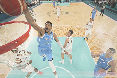 ◎ 八月六日,希臘隊球員字母哥在比賽中扣籃。在巴黎奧運會男子籃球四分之一決賽中,德國隊七十六比六十三戰勝希臘隊,晉級半決賽。(新華社發)