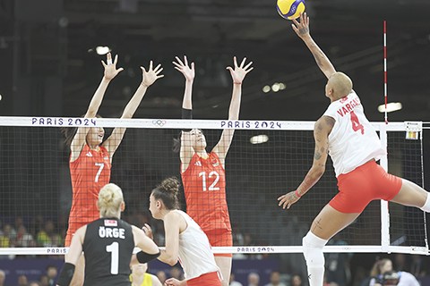 ◎ 八月六日,在巴黎奧運會女子排球四分一決賽中,中國隊二比三不敵土耳其隊,無緣半決賽。圖為土耳其隊隊員巴爾加斯(右一)扣球。(中新社記者 盛佳鵬 攝)
