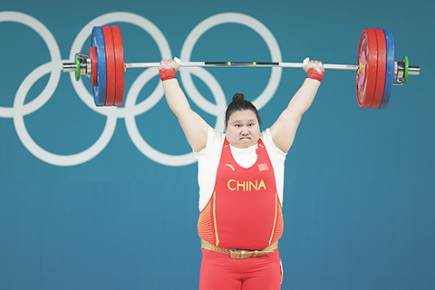 ◎ 當地時間八月十一日,在巴黎奧運會舉重女子八十一公斤以上級比賽中,中國隊選手李雯雯以抓舉一百三十六公斤、挺舉一百七十三公斤、總成績三百零九公斤獲得金牌。圖為李雯雯在挺舉比賽中。(中新社記者 富田 攝)