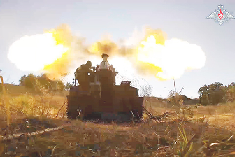 ◎ 在這張取自俄羅斯國防部於八月十八日發佈的視頻的照片中,,俄羅斯士兵在俄羅斯庫爾斯克地區俄烏邊境地區一個秘密地點以Giatsint-S自行火炮向烏克蘭陣地轟擊。(俄羅斯國防部新聞處照片/美聯社)