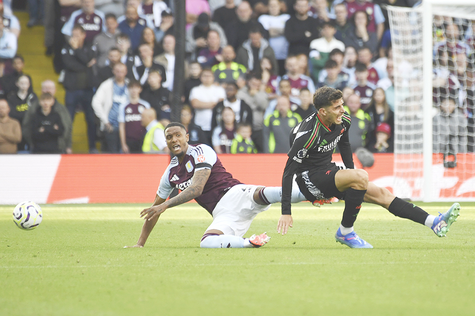 ◎ 八月二十四日星期六,在英格蘭伯明罕維拉公園舉行的阿士東維拉和阿仙奴的英超聯賽中,阿仙奴的哈弗茨(右)與阿士東維拉的埃茲里-孔薩爭奪球權。(美聯社照片/Rui Vieira)