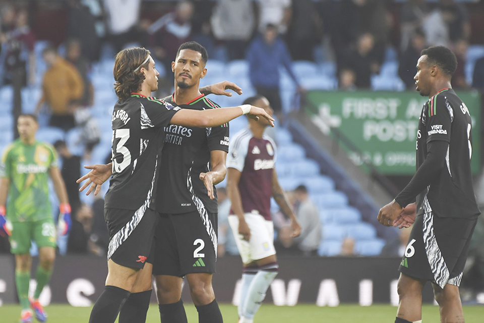 ◎ 八月二十四日,在英格蘭伯明罕的維拉公園舉行的阿士東維拉和阿仙奴之間的英超聯賽中,阿仙奴的里卡多-卡拉菲奧里(左)、阿仙奴的威廉-薩利巴、阿仙奴的加布里埃爾慶祝他們的勝利。(美聯社/Rui Vieira)