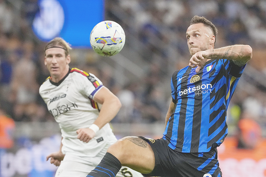 ◎ 八月二十四日,在意大利米蘭聖西羅體育場舉行的國際米蘭和萊切之間的意甲足球比賽中,國際米蘭的瑪律科.阿瑙托維奇控球。(美聯社/Luca Bruno)