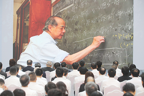 ◎ 八月二十五日,著名華人物理學家、諾貝爾物理學獎獲得者李政道悼念追思會在上海舉行。圖為悼念追思會通過歷史照片介紹李政道先生生平。(中新社記者 張亨偉 攝)