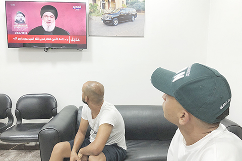 ◎ 黎巴嫩真主黨八月二十五日宣佈,為報復以色列暗殺該組織高級軍事指揮官福阿德.舒庫爾,當天對以色列進行大規模襲擊。以色列國防部長加蘭特同日宣佈,以全境進入四十八小時緊急狀態。圖為當日,在黎巴嫩首都貝魯特,人們觀看真主黨領導人納斯魯拉發表電視講話。(新華社發比拉爾.賈維希 攝)