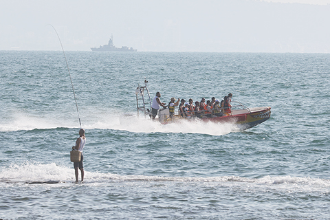 ◎ 八月二十五日,以色列國防部長加蘭特宣佈以色列全境進入四十八小時緊急狀態。圖為當日,在以色列北部城市阿卡,以色列軍艦在海岸附近遊弋。(新華社發吉爾.科恩.馬根 攝)