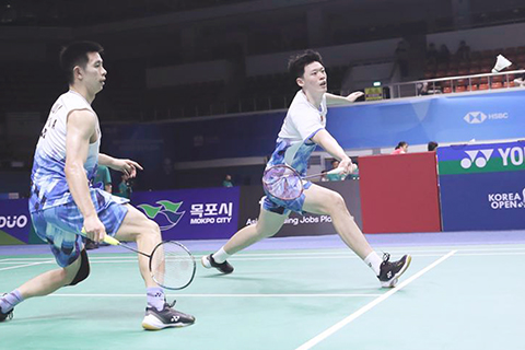 ◎ 八月二十七日,陳柏陽/劉毅(左)在比賽中。在韓國木浦市舉行的二0二四年韓國羽毛球公開賽男雙首輪比賽中,中國選手陳柏陽/劉毅二比一戰勝隊友黃荻/周昊東,晉級次輪。(新華社記者 姚琪琳 攝)