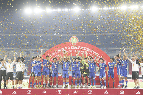 ◎ 八月三十日,大連市第八中學隊在頒獎儀式上慶祝。當日,二0二三至二0二四全國青少年校園足球聯賽高中男子組決賽在北京奧體中心體育場舉行,大連市第八中學隊二比0戰勝南昌市第二中學隊,奪得冠軍。(新華社記者 胡星宇 攝)