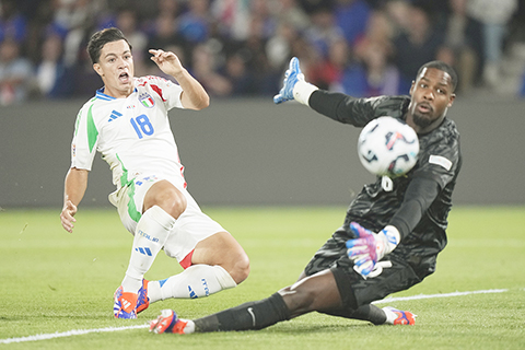 ◎ 意軍拉斯柏度利(左)射成三比一贏法國隊。(美聯社)