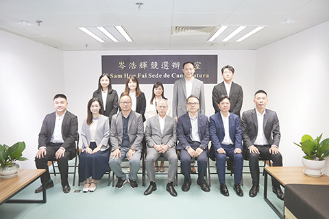 ◎ 參選第六任行政長官的岑浩輝會見澳門青年發展服務中心代表。