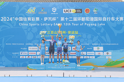 ◎ 九月十二日,江西安遠縣,第十二屆環鄱賽收官站的頒獎儀式現場,獲得本屆環鄱賽總冠軍的成都洲際車隊選手里庫諾夫(中)高高舉起獎杯慶祝。(中新社記者 劉力鑫 攝)