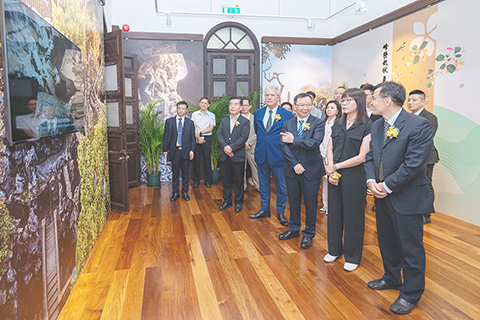 ◎ 嘉賓參觀獅子林山石藝術展。