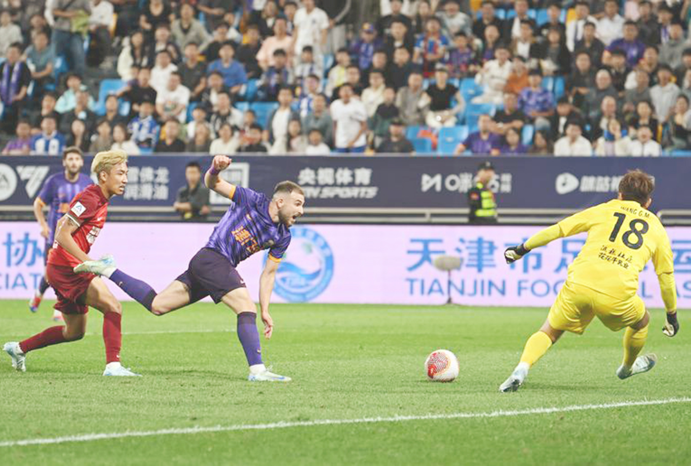 ◎ 九月十四日,天津津門虎隊阿代米(中)進攻。天津津門虎隊主場一比0戰勝河南俱樂部酒祖杜康隊。(新華社記者 孫凡越 攝)