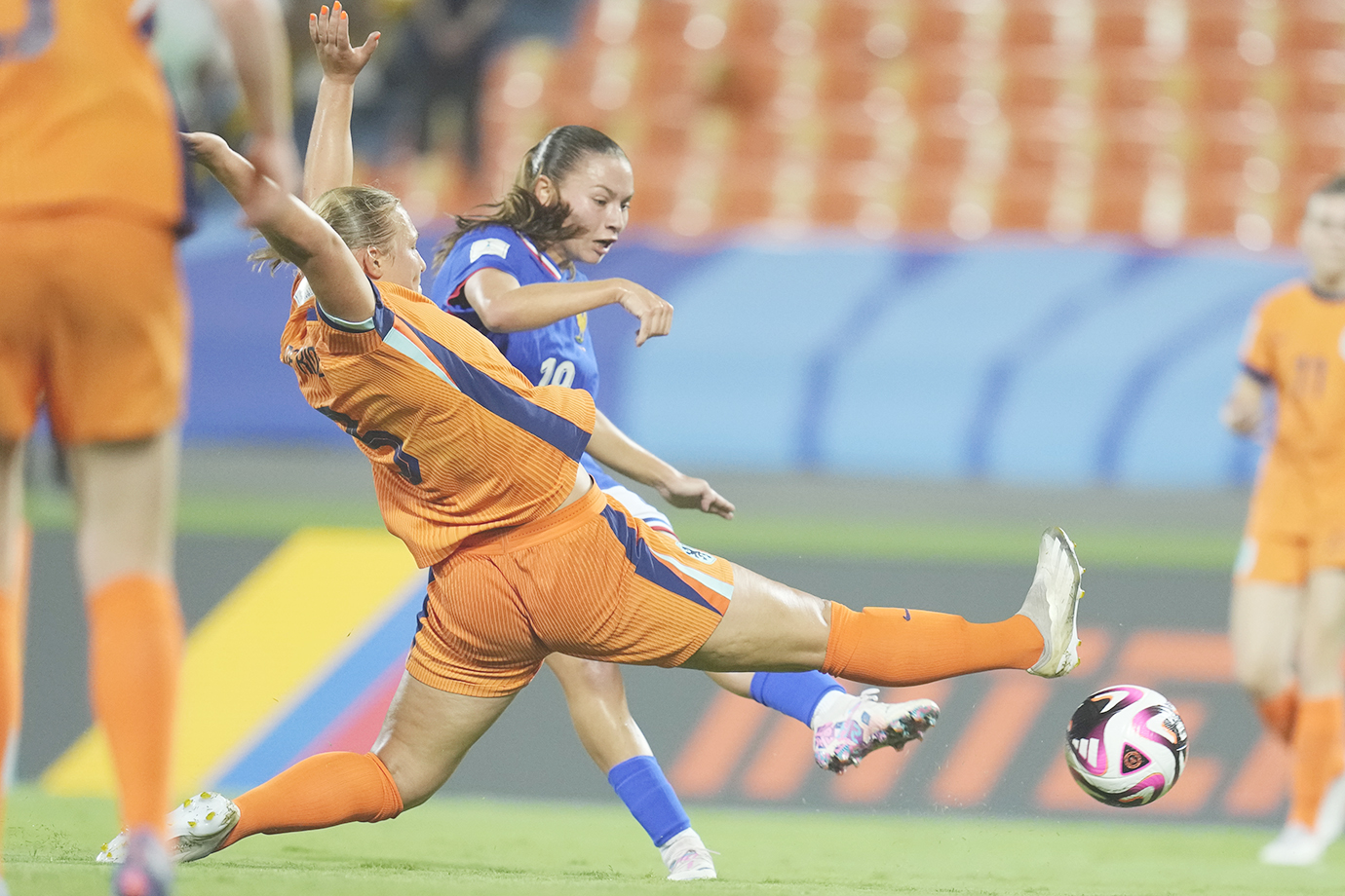 ◎ 二十歲以下女足世盃,橙衣荷蘭隊日前加時入一球,總分二比一勝法國隊,晉身八強。(美聯社)