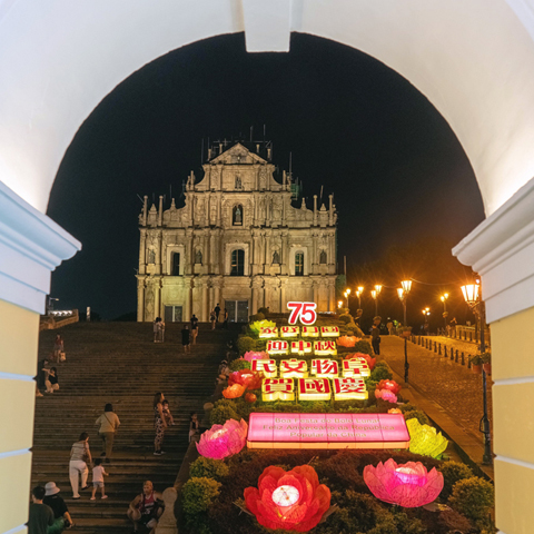 ◎ 國慶中秋燈飾陸續全澳各區放亮-大三巴牌坊花圃。