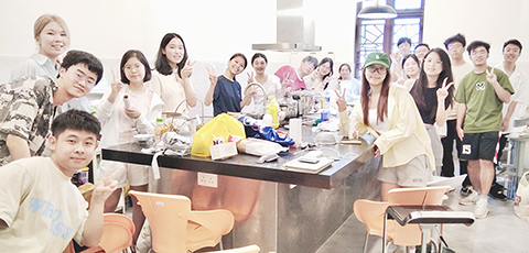 ◎ 北京大學學生參與特色葡撻與涼茶製作。