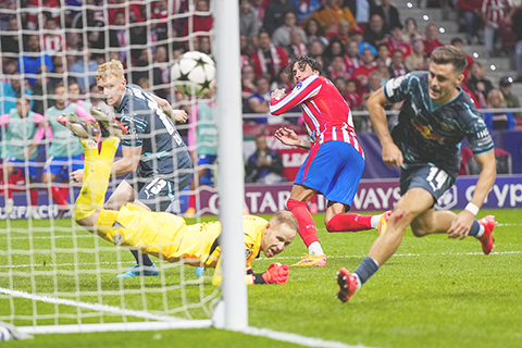 ◎ 基斯文(中)為馬體會攻入關鍵球,力退萊比錫隊。(美聯社)