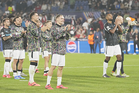 ◎ 客戰大勝飛燕諾,利華古遜球員向隨軍球迷致意。(美聯社)