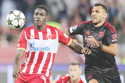 ◎ 紅白間條球衣貝爾格萊德紅星隊主場一比二不敵賓菲加隊。(新華社發)