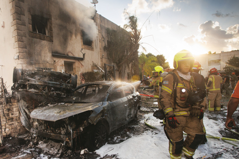 ◎ 九月廿二日,在以色列北部城鎮比亞利克,消防人員在襲擊現場進行滅火作業。新華社記者手機安裝的預警系統顯示,廿一日夜間至廿二日早間,以色列北部海法等地及以佔領的戈蘭高地頻繁拉響防空警報。以色列國防軍廿二日早發表聲明說,過去幾小時內,黎巴嫩真主黨向以色列上述地區發射了約一百一十五枚「發射物」。(新華社/基尼圖片社)