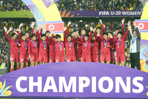 ◎ 朝鮮青年女足昨早在哥倫比亞波哥大榮登二十歲以下世界盃冠軍領獎台,他們在決賽中一比0打敗日本隊。(美聯社)